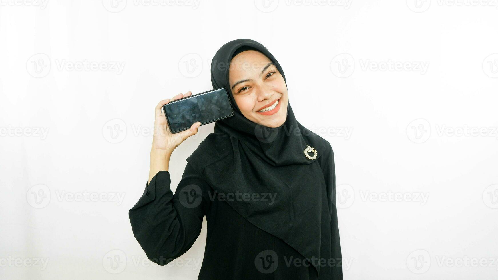 ung asiatisk kvinna som visar kopia Plats på henne telefon skärm. isolerat över vit bakgrund foto