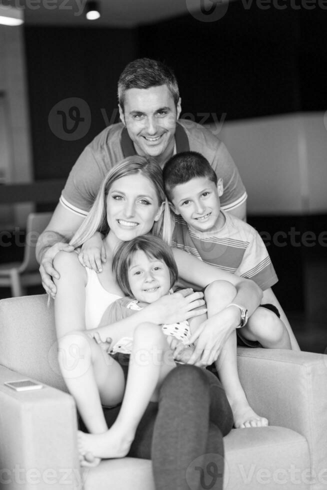 Lycklig familj i svart och vit foto