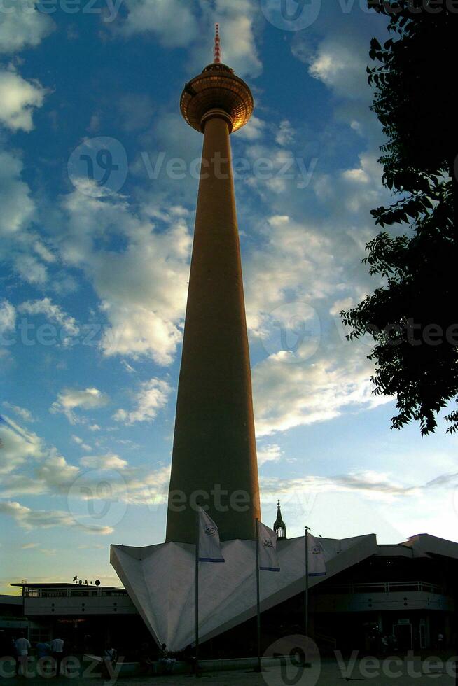 majestätisk berlin fernsehturm genomträngande de moln foto