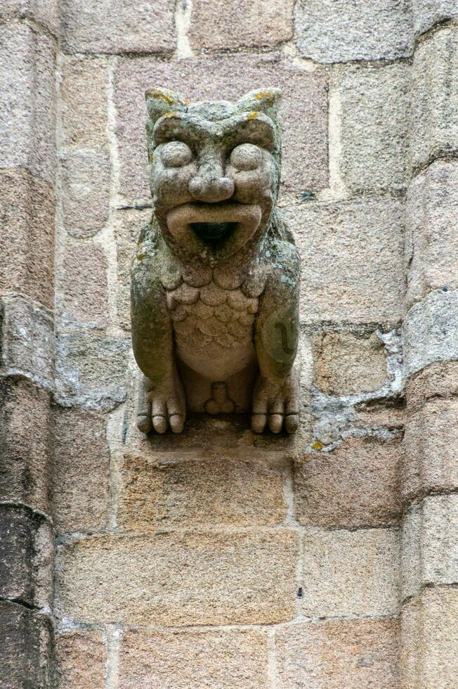 person med groteskt ansikte på treguier katedral, Bretagne, Frankrike foto