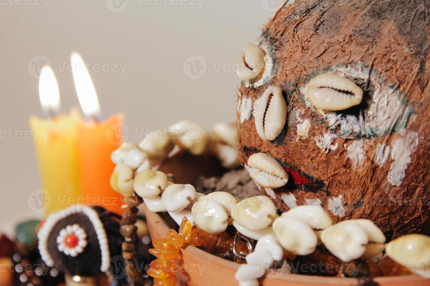 närbild av ockult altare för brasiliansk voodoo-ritual. shamanism foto