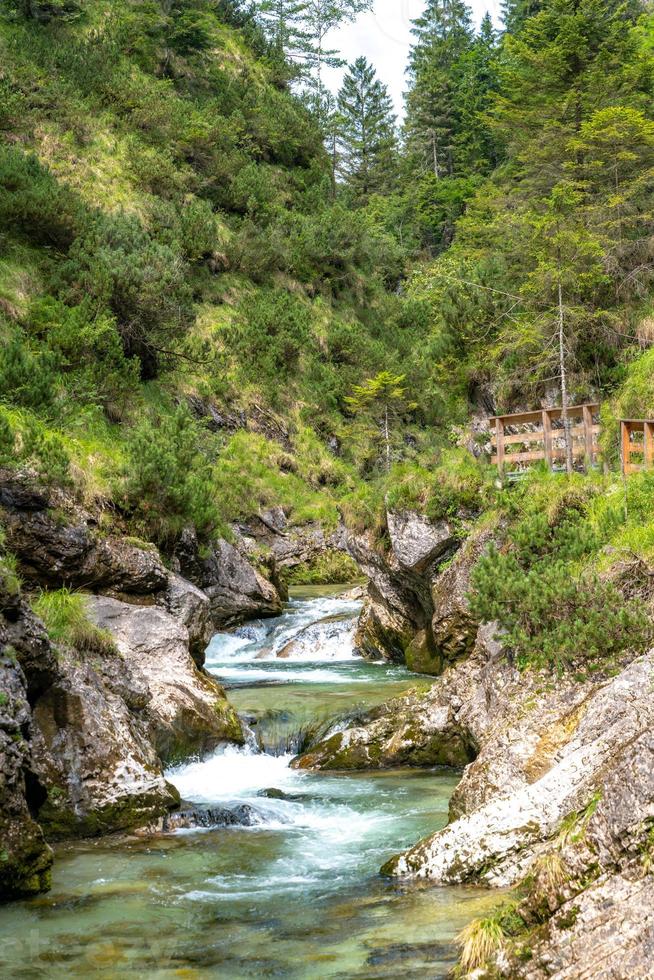 vattenfall i weissbachschlucht i Chiemgau Bayern foto