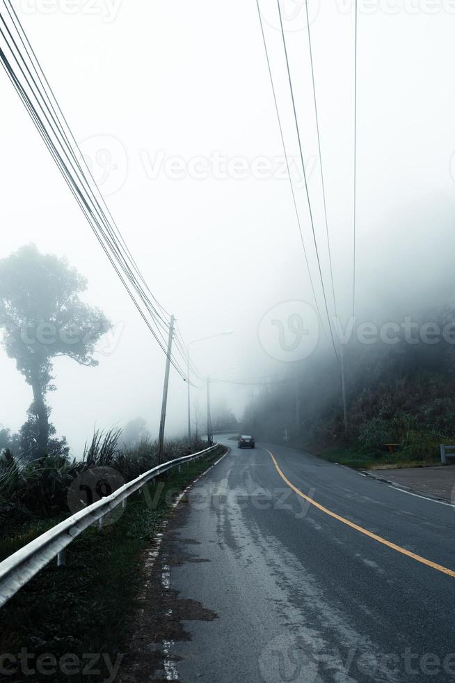 bergsväg i regnig och dimmig dag foto