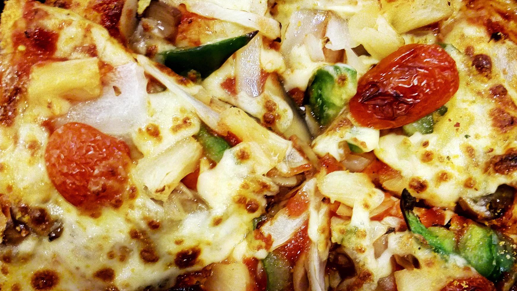 utsökt grönsakspizza italiensk mat med makrobakgrunder foto