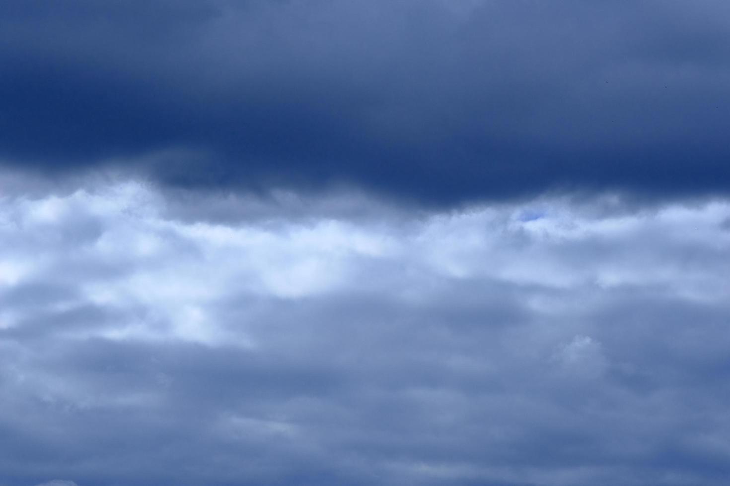 dramatisk hög djupblå himmel med fluffiga moln foto