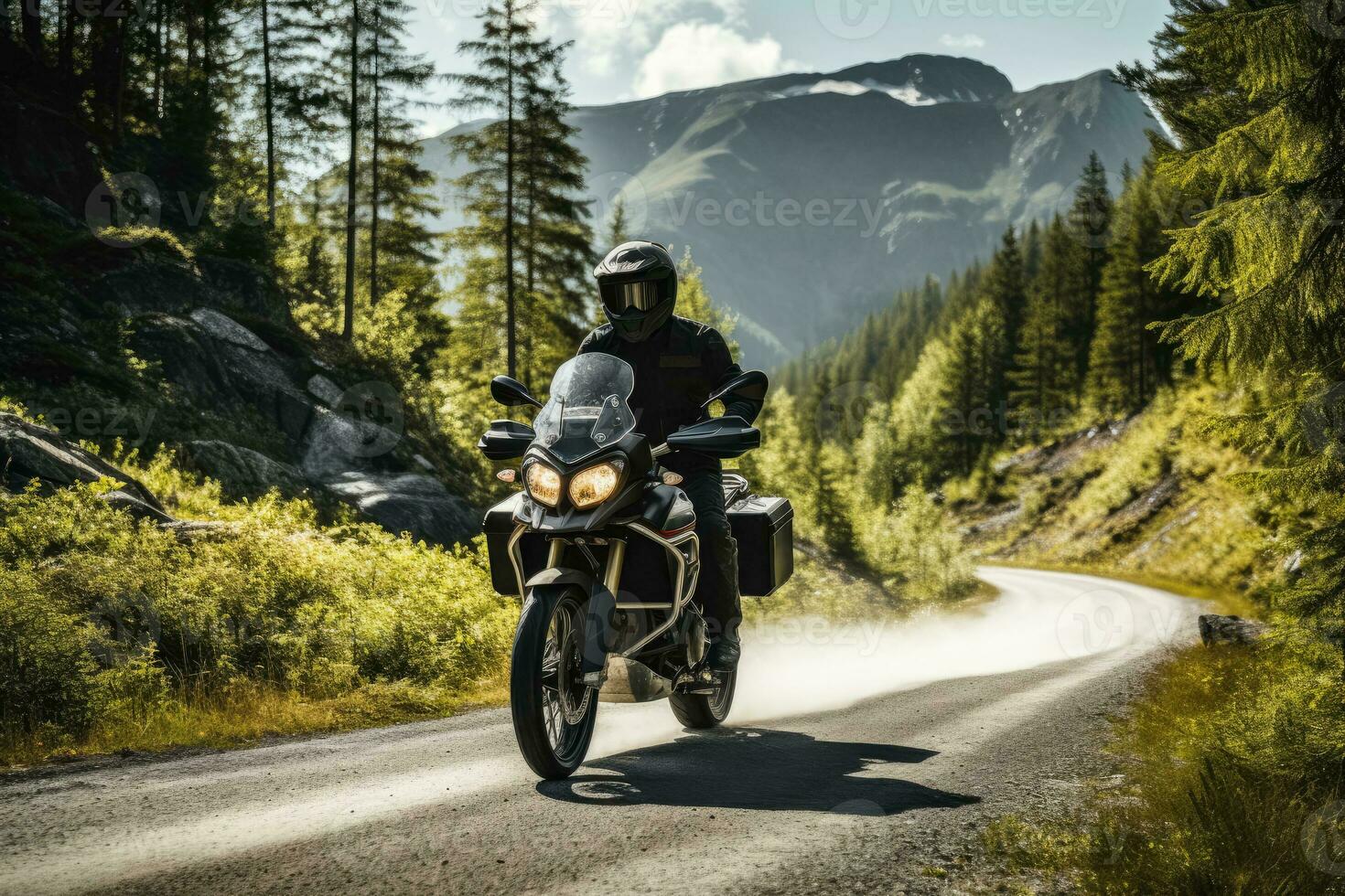 motorcyklist navigerar lindning berg vägar blötläggning i de naturskön skönhet foto