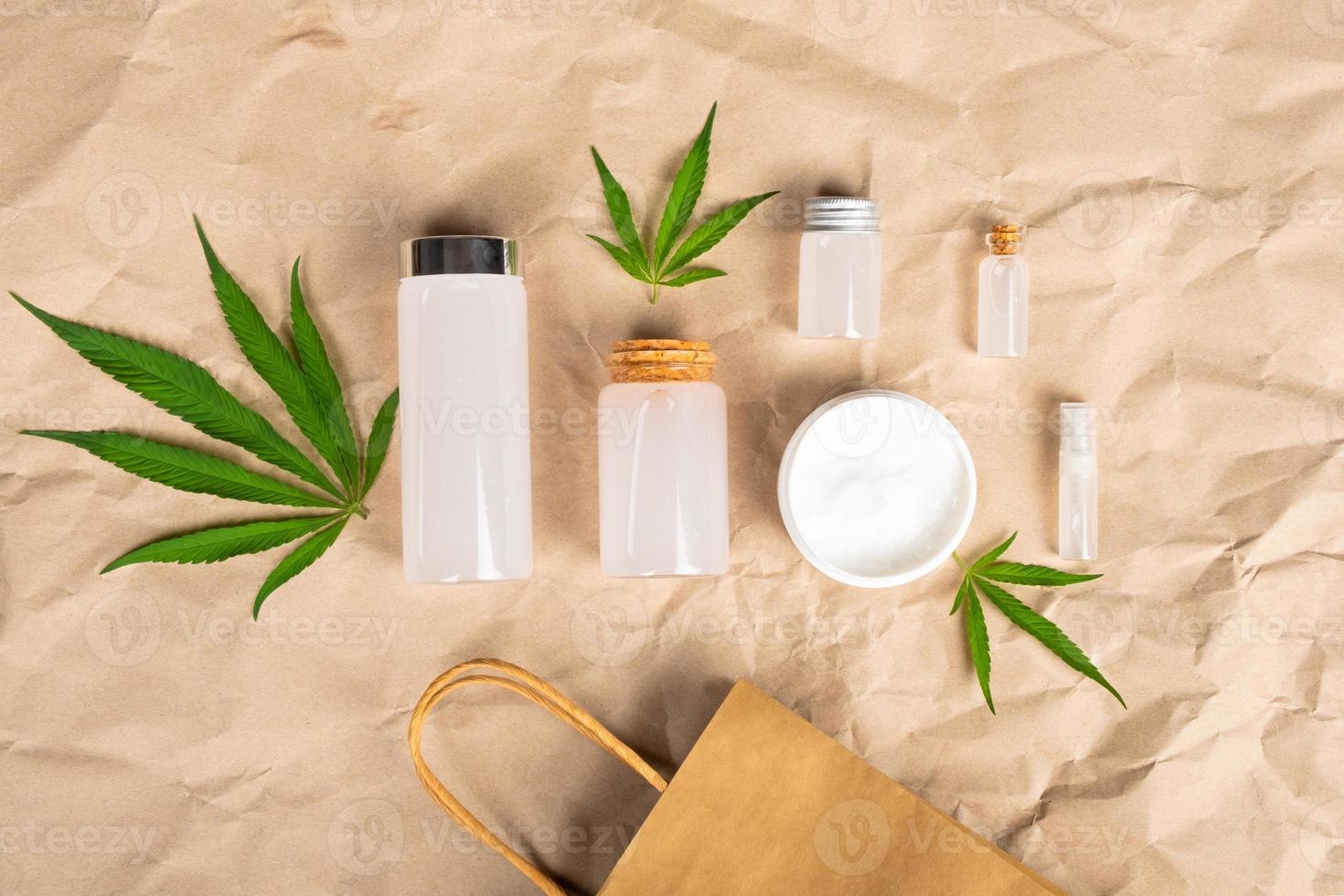 naturlig marijuana olja kosmetika set, cannabis kit med skönhet hudvård platt låg. foto
