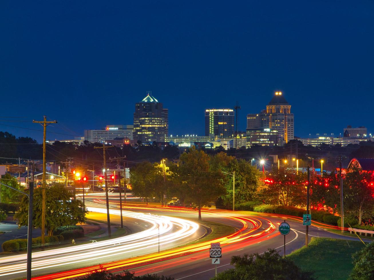 nattvy över centrala Greensboro, North Carolina foto