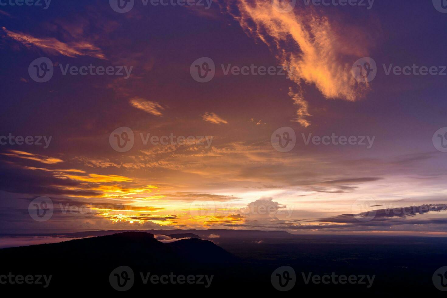 de himmel har skön färger när den fångster de morgon- Sol på pha mån e daeng. foto