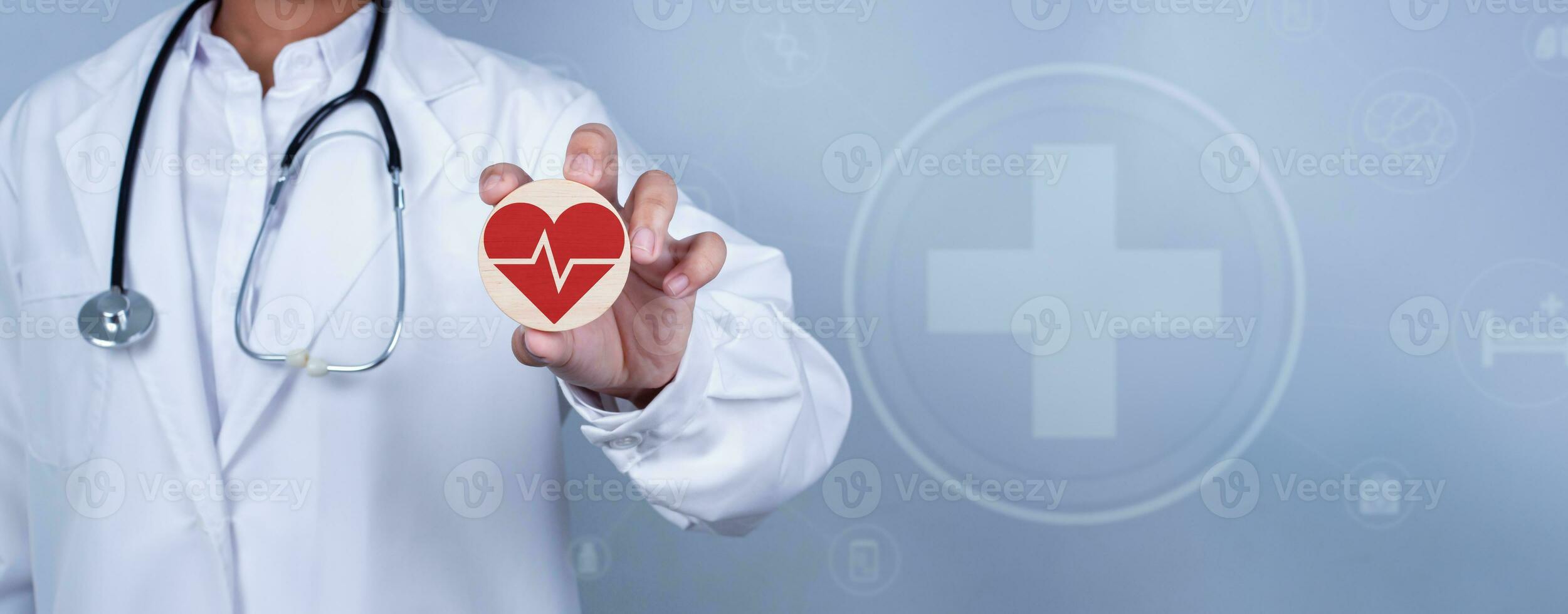 läkare som visar cirkel trä planka och röd hjärta representerar medicinsk hälsa vård och läkare personal service begrepp. foto