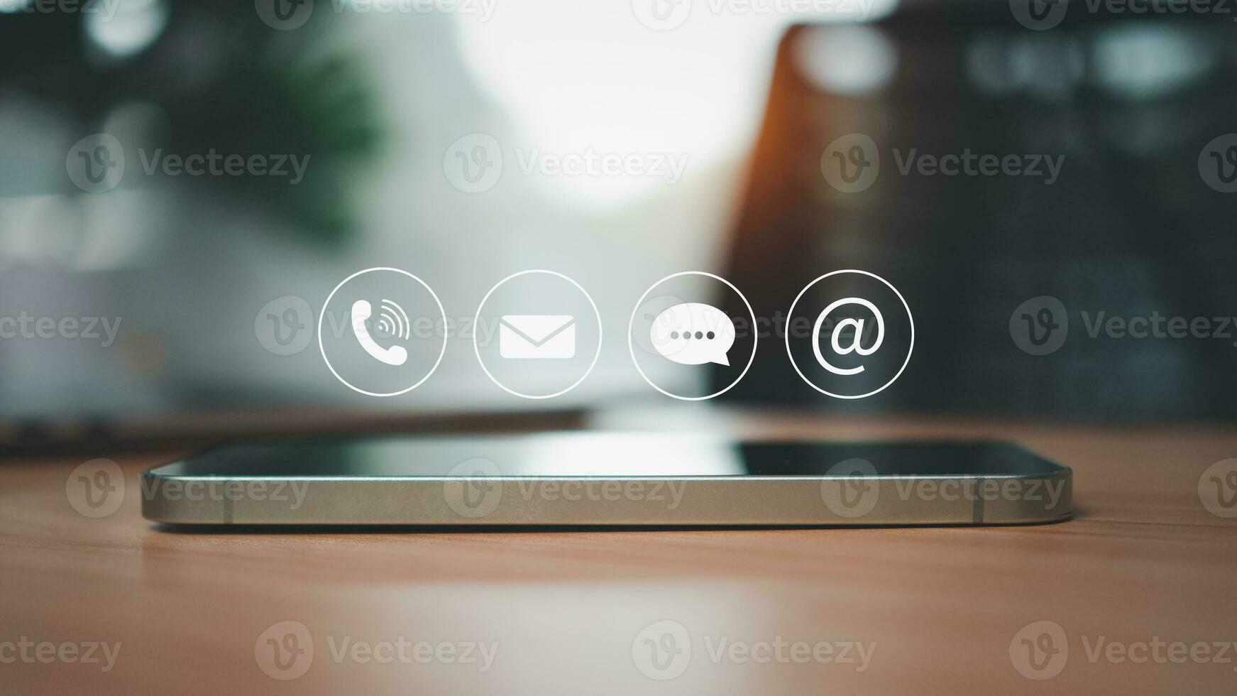 sida se av smartphone vilar på trä- tabell yta med kommunikation ikoner ovan representerar Kontakt oss och marknadsföring och kund Stöd begrepp. foto