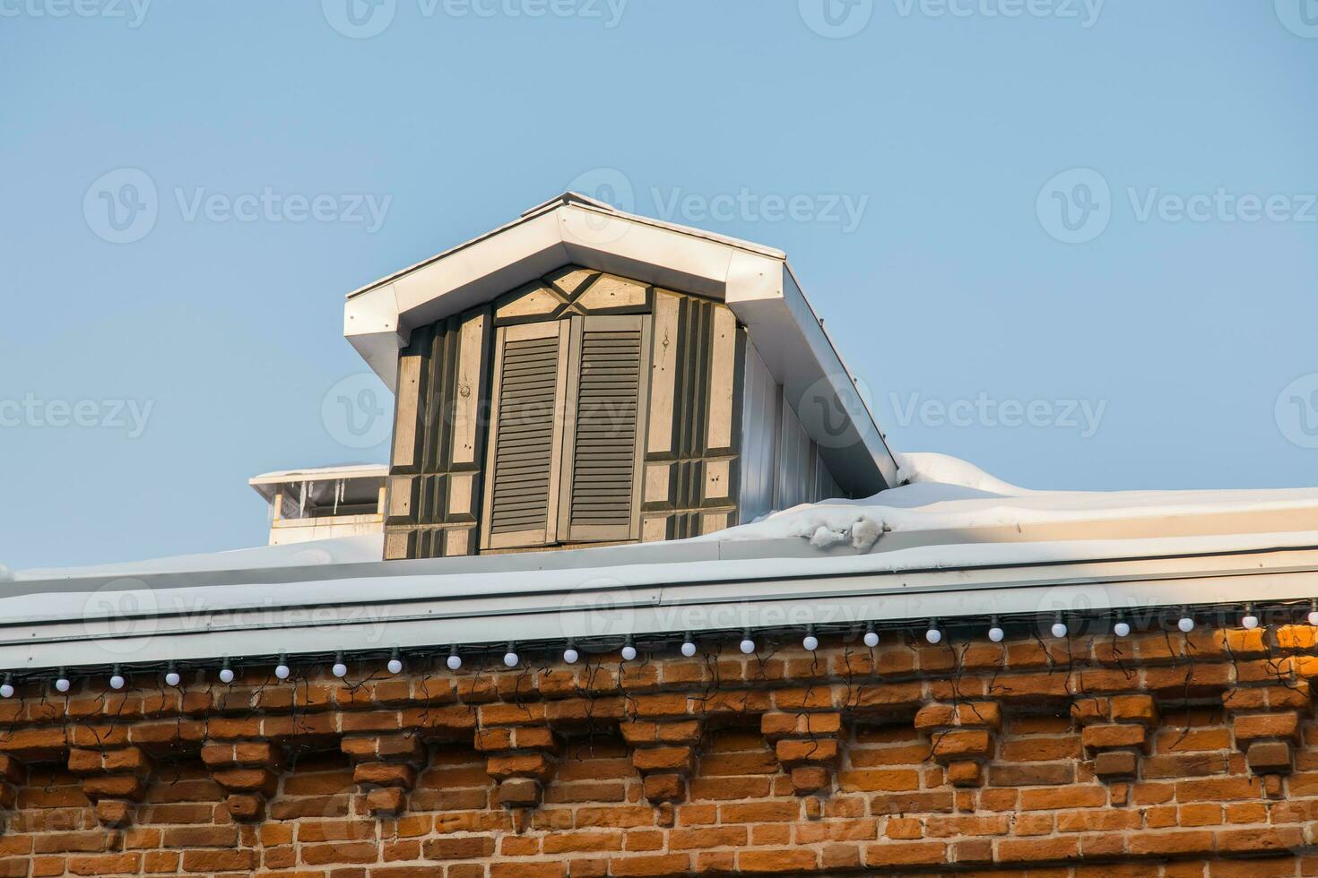 tak bältros med vindsrum tegel hus på topp av de hus foto