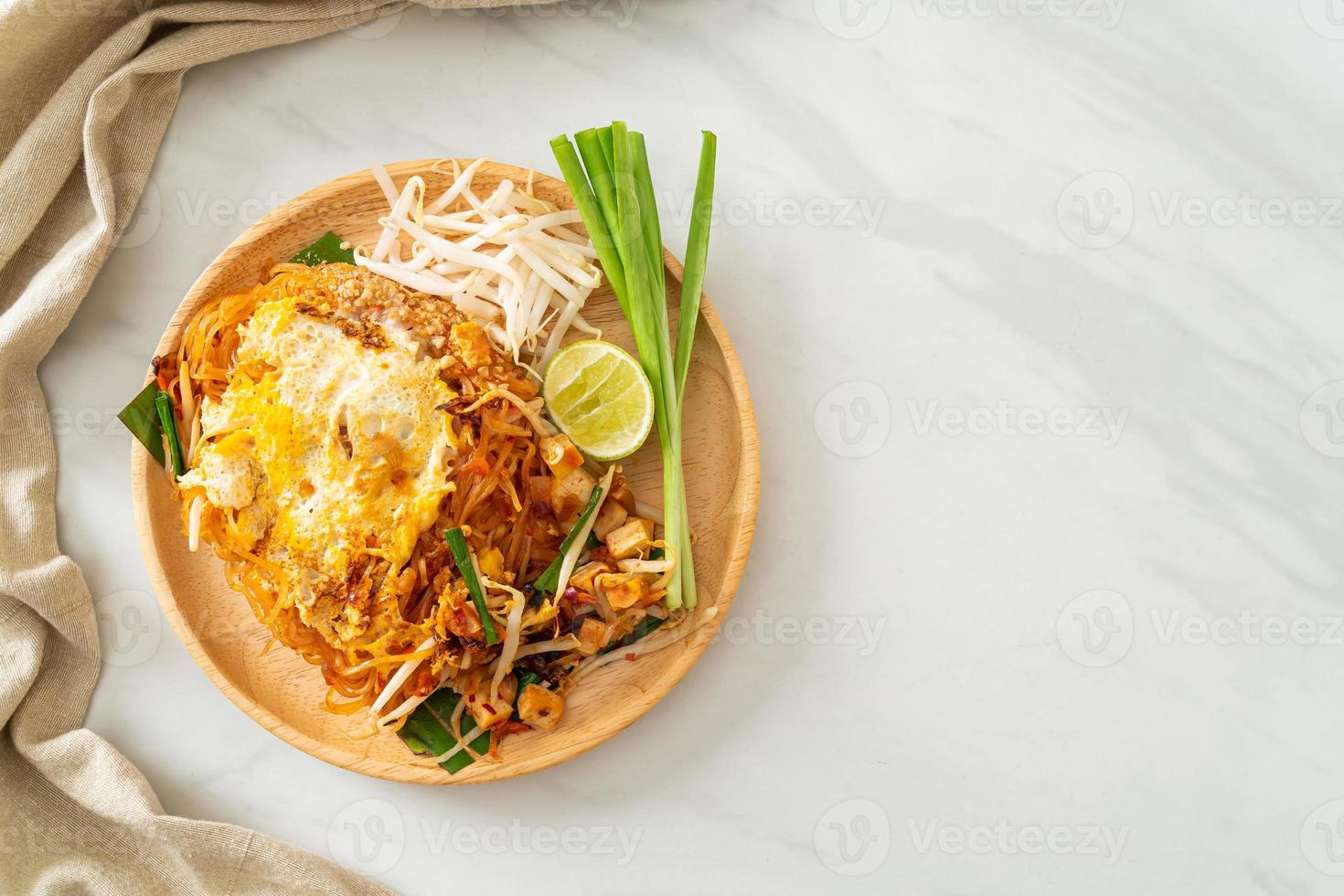 pad thai - rör stekta nudlar i thailändsk stil med ägg foto