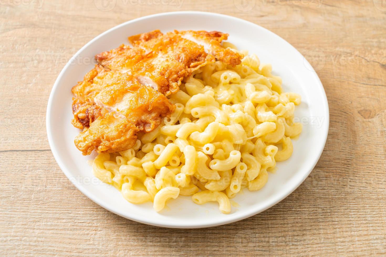 mac och ost med stekt kyckling foto
