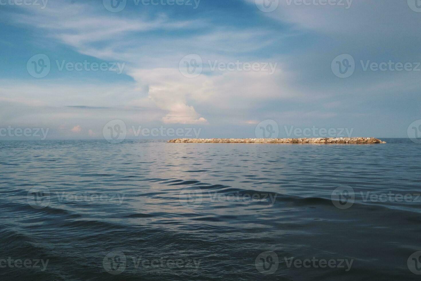 landskap av hav och strand under solnedgång natt tid med vanilj himmel foto