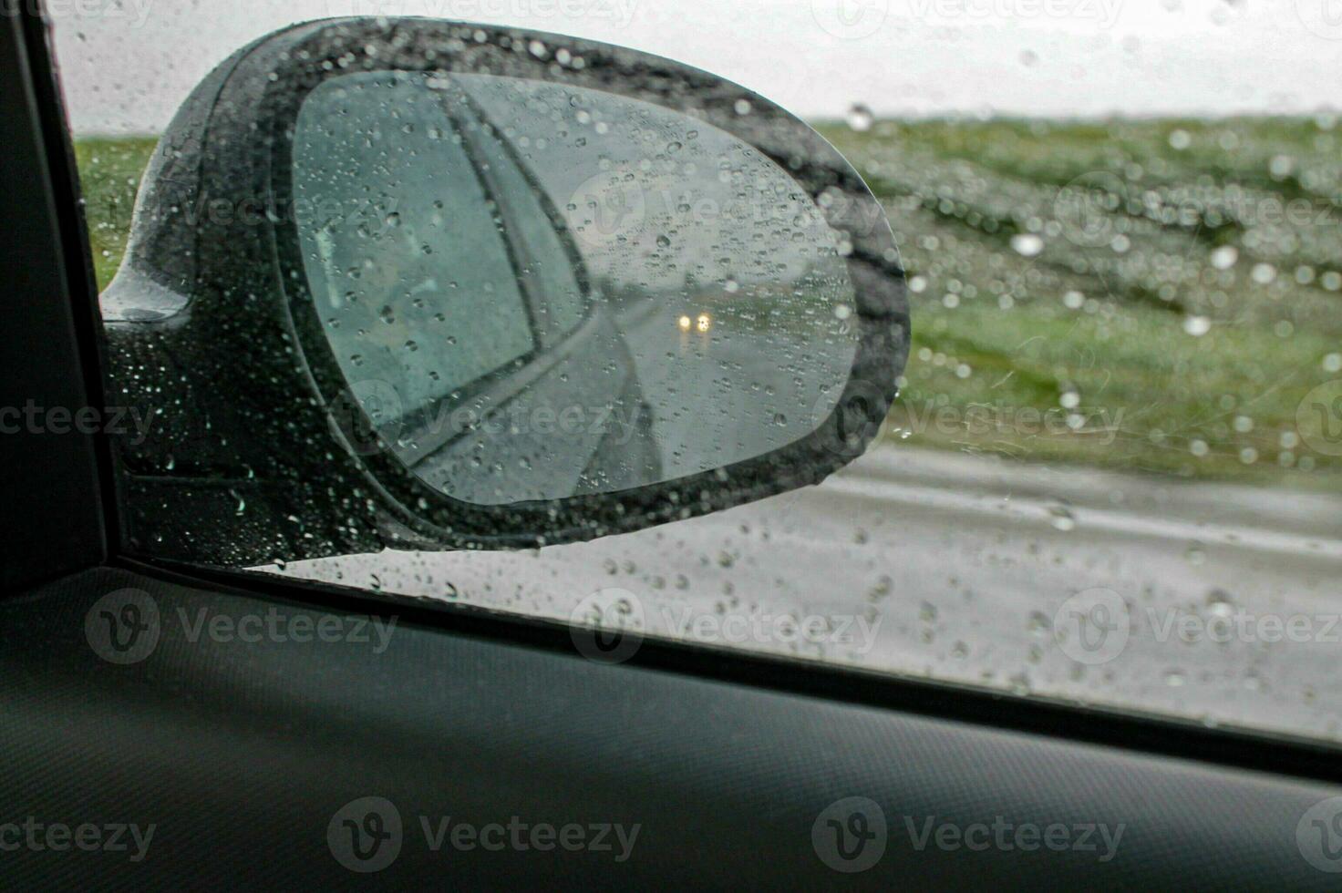 höst bil resa på de regnig motorväg - sida spegel reflektioner, droppar på glas, och bokeh äventyr foto