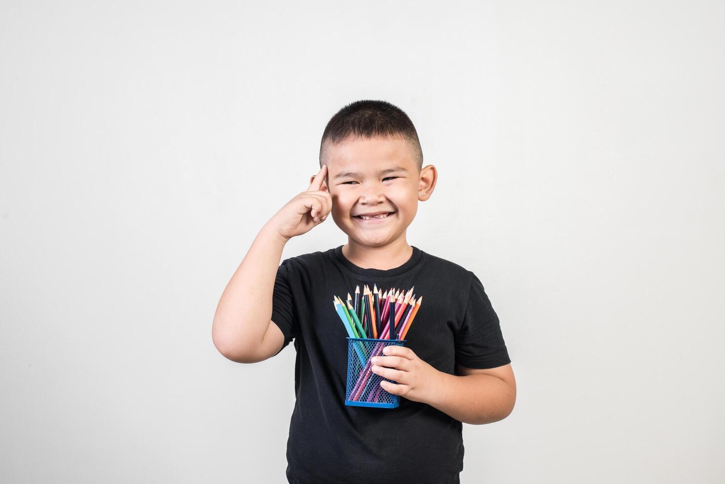 educatoin pojke leende i studio skott. foto