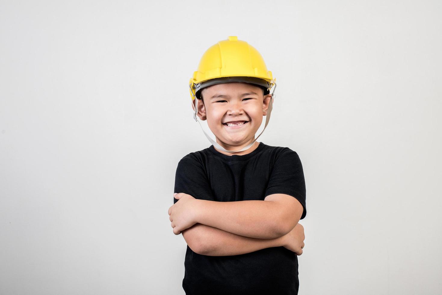 porträtt glad pojke bär ingenjörshatt. foto