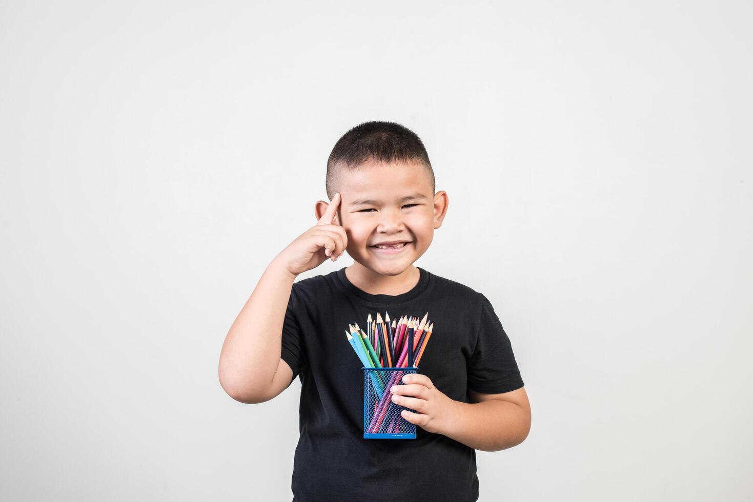 educatoin pojke leende i studio skott. foto