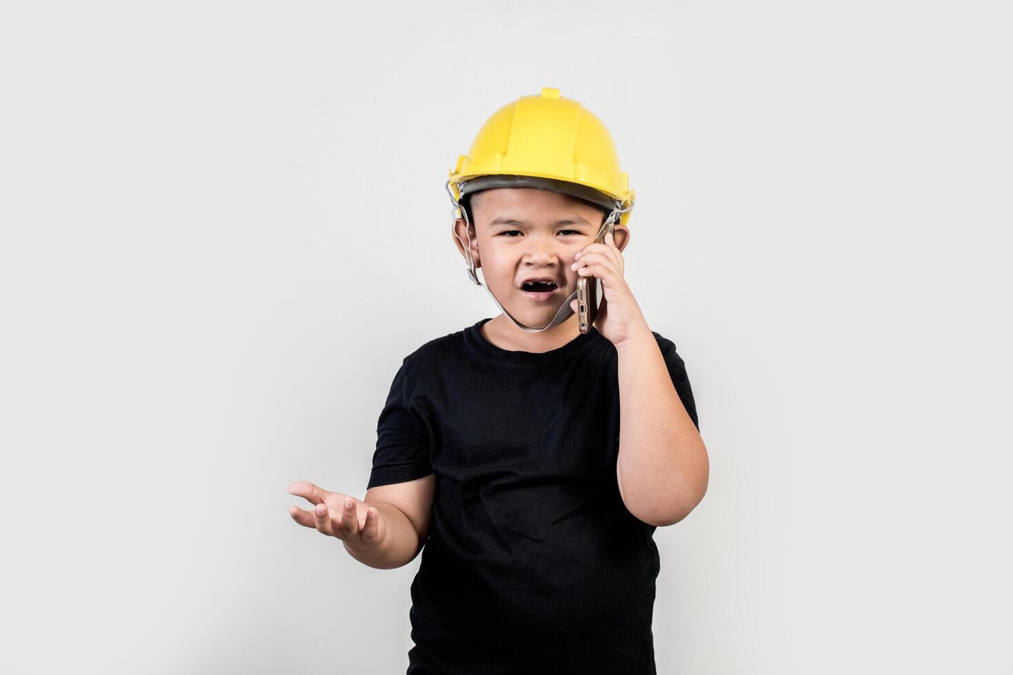 pojke ingenjör talar smartphone om projekt med partner. foto