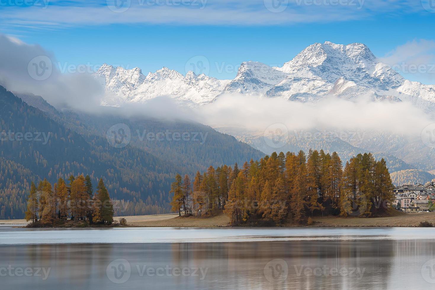 lake of the engadine valley nära sankt moritz foto