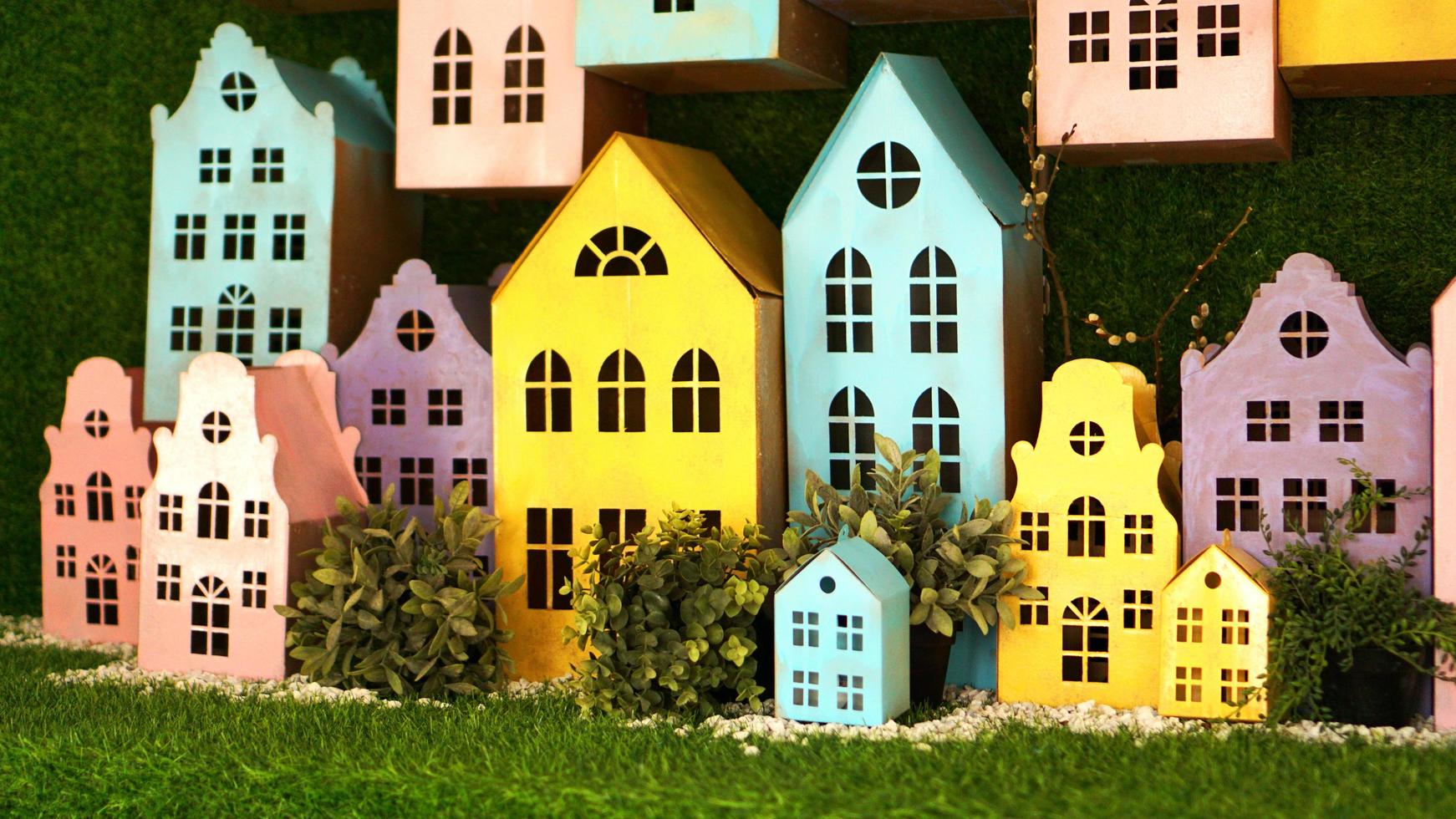 små pappfärgade hus gjorda för hand. foto
