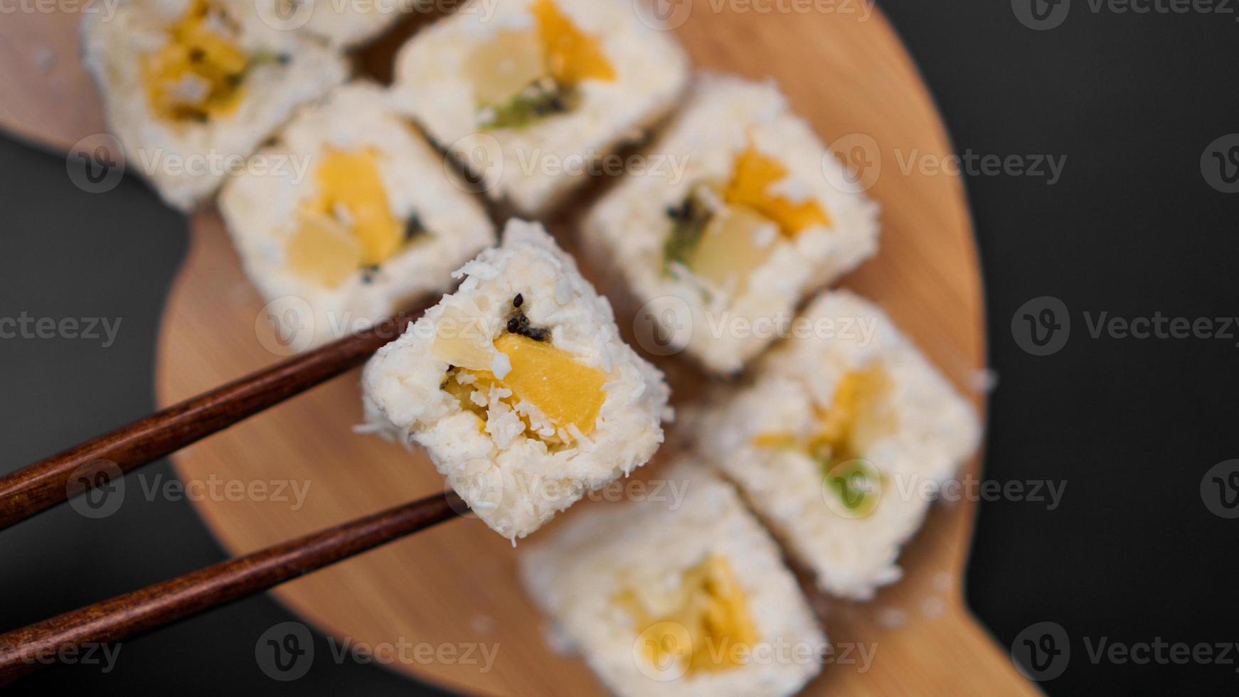 dessert sushi. söta kiwi-, ananas- och banansushi -rullar foto