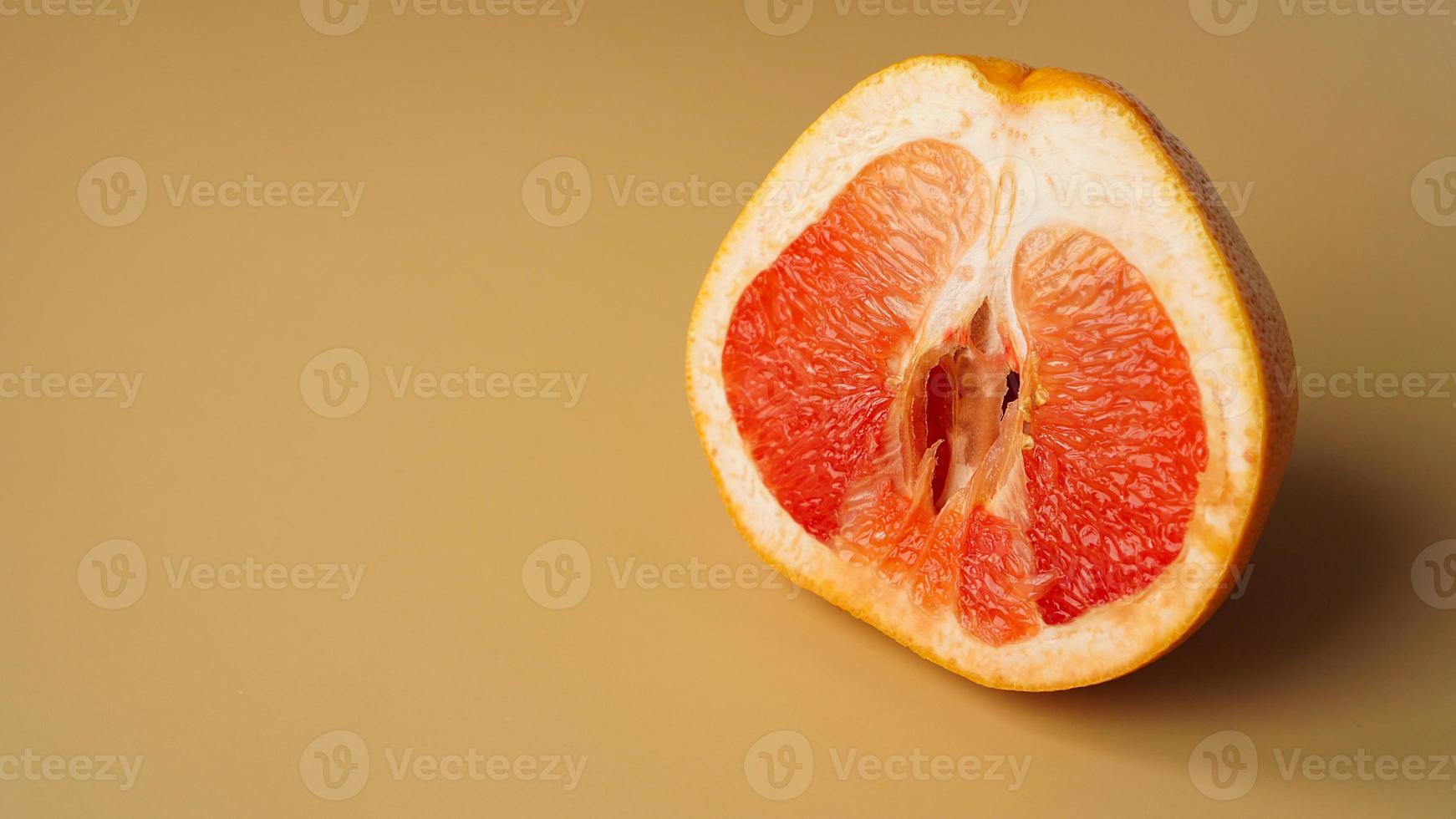 hälften av grapefrukt på en gyllene bakgrund. mat bakgrund. foto