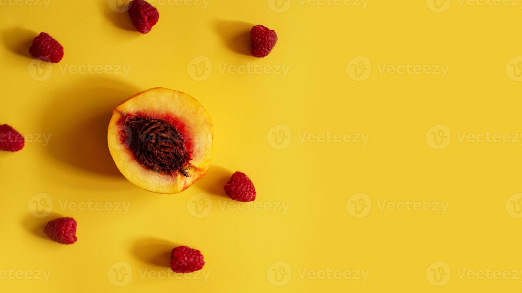hallon och persikor för hälsosamt sommarätande foto