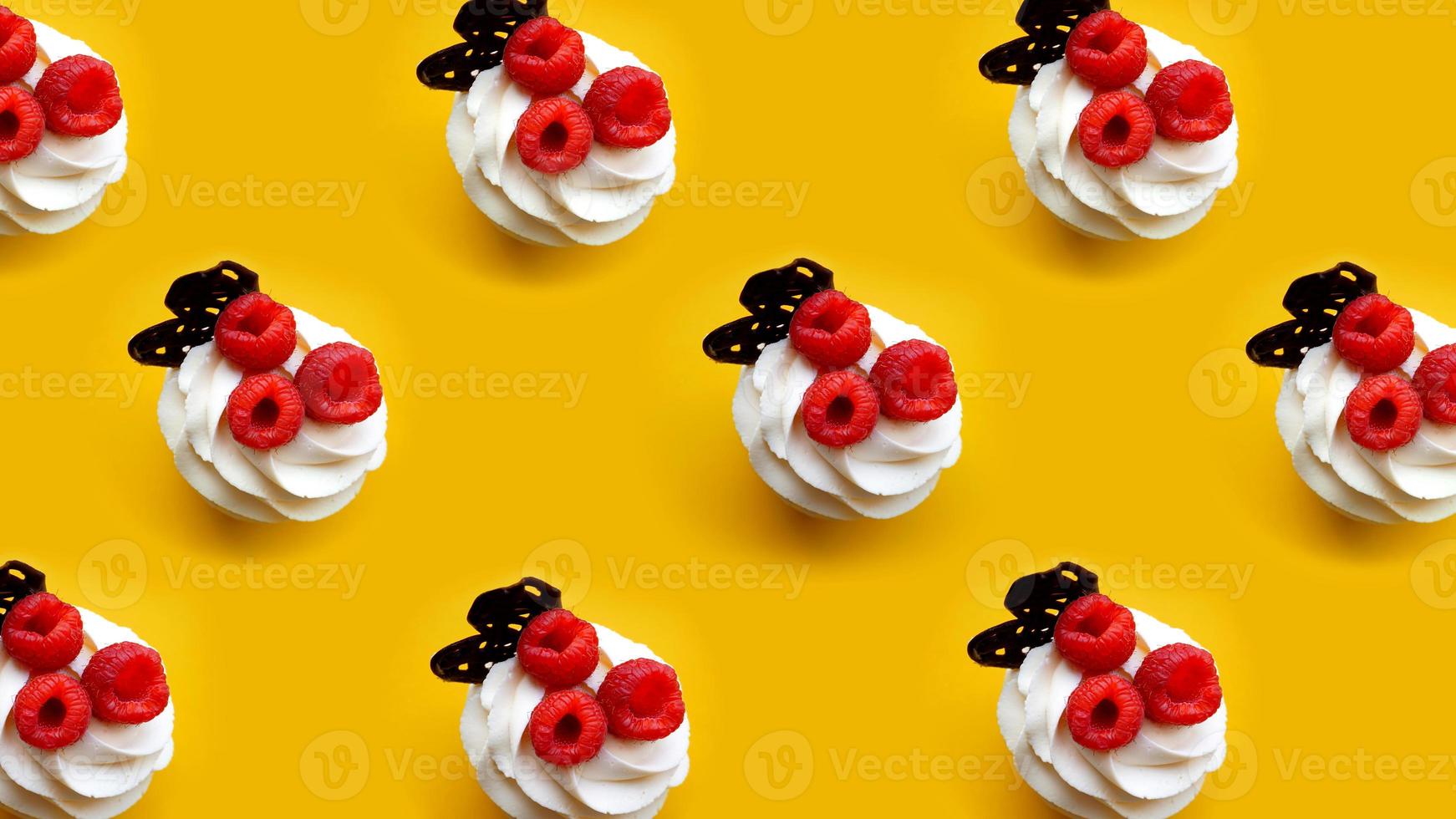 muffins med smörkräm på en gul bakgrund foto