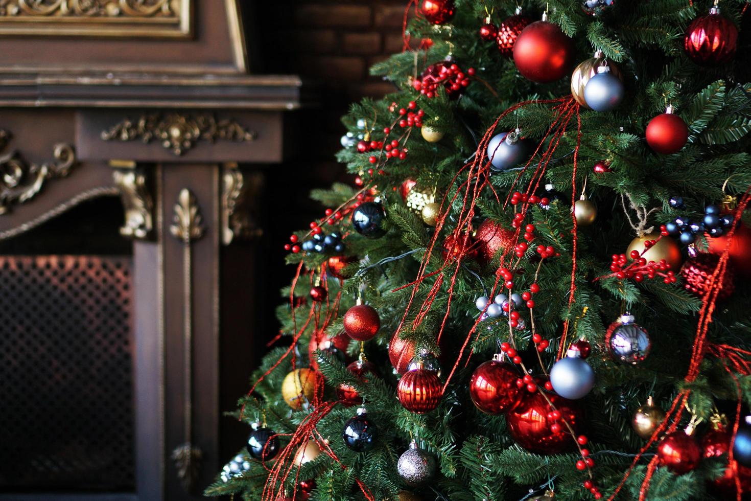 julpynt, julgran med färgade bollar foto