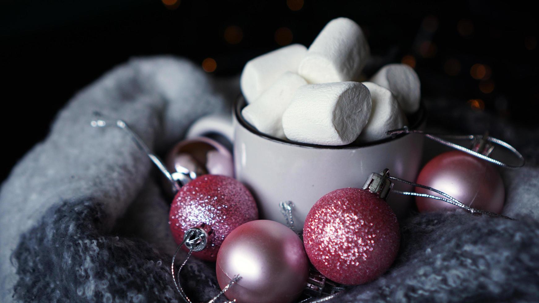 mugg varm choklad med marshmallow på en mörk bakgrund foto