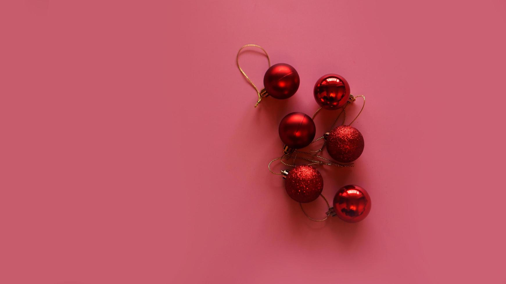 sex julröda bollar på rosa foto