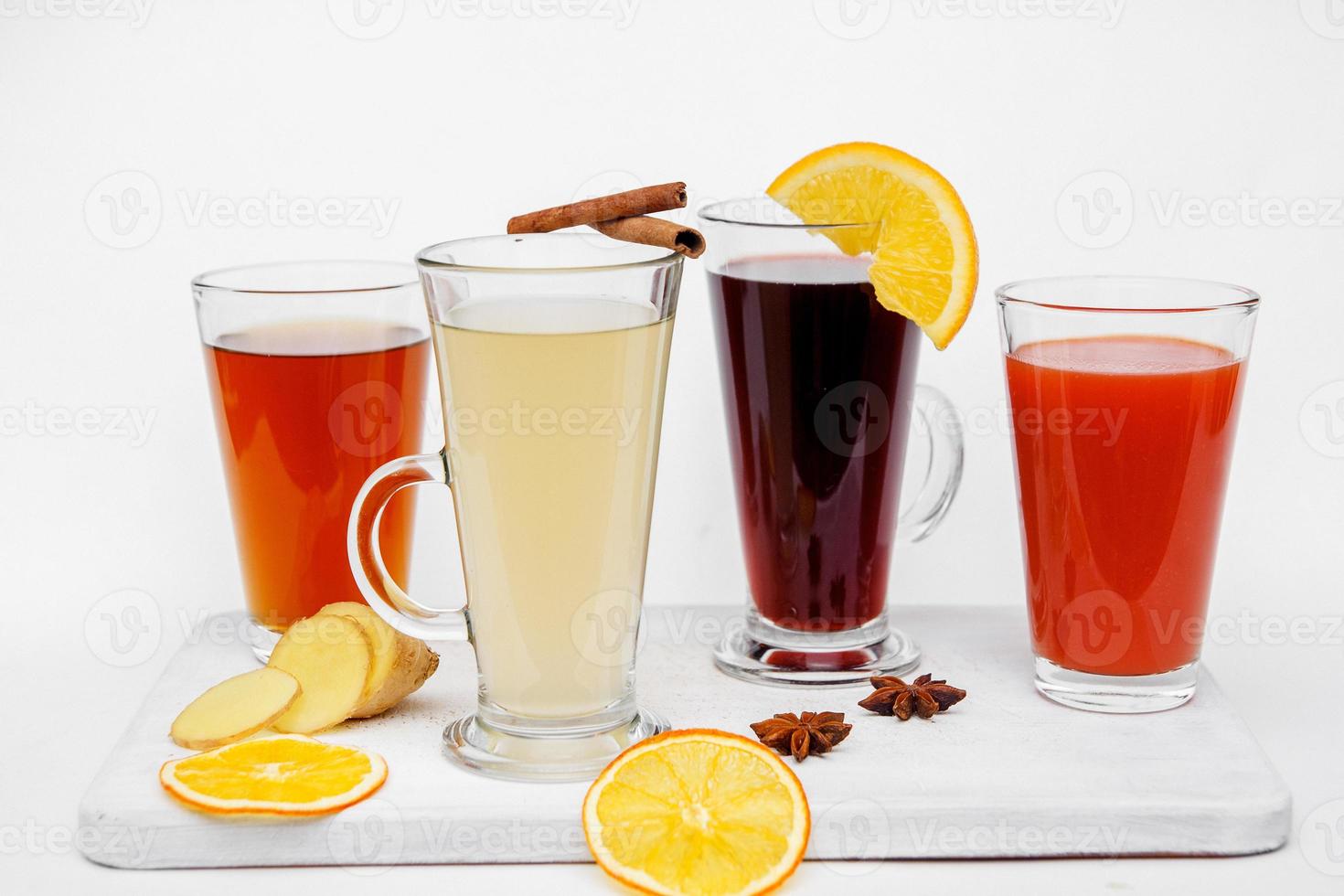 varmt te i glas koppar med citron ingefära på en vit bakgrund foto