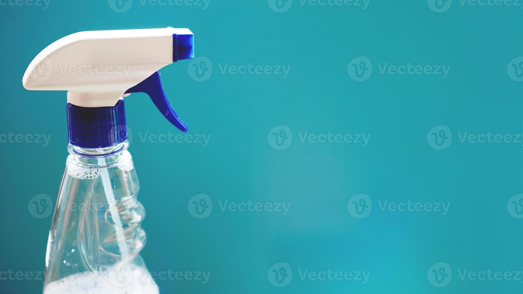 spray med tvättmedel på blå bakgrund foto