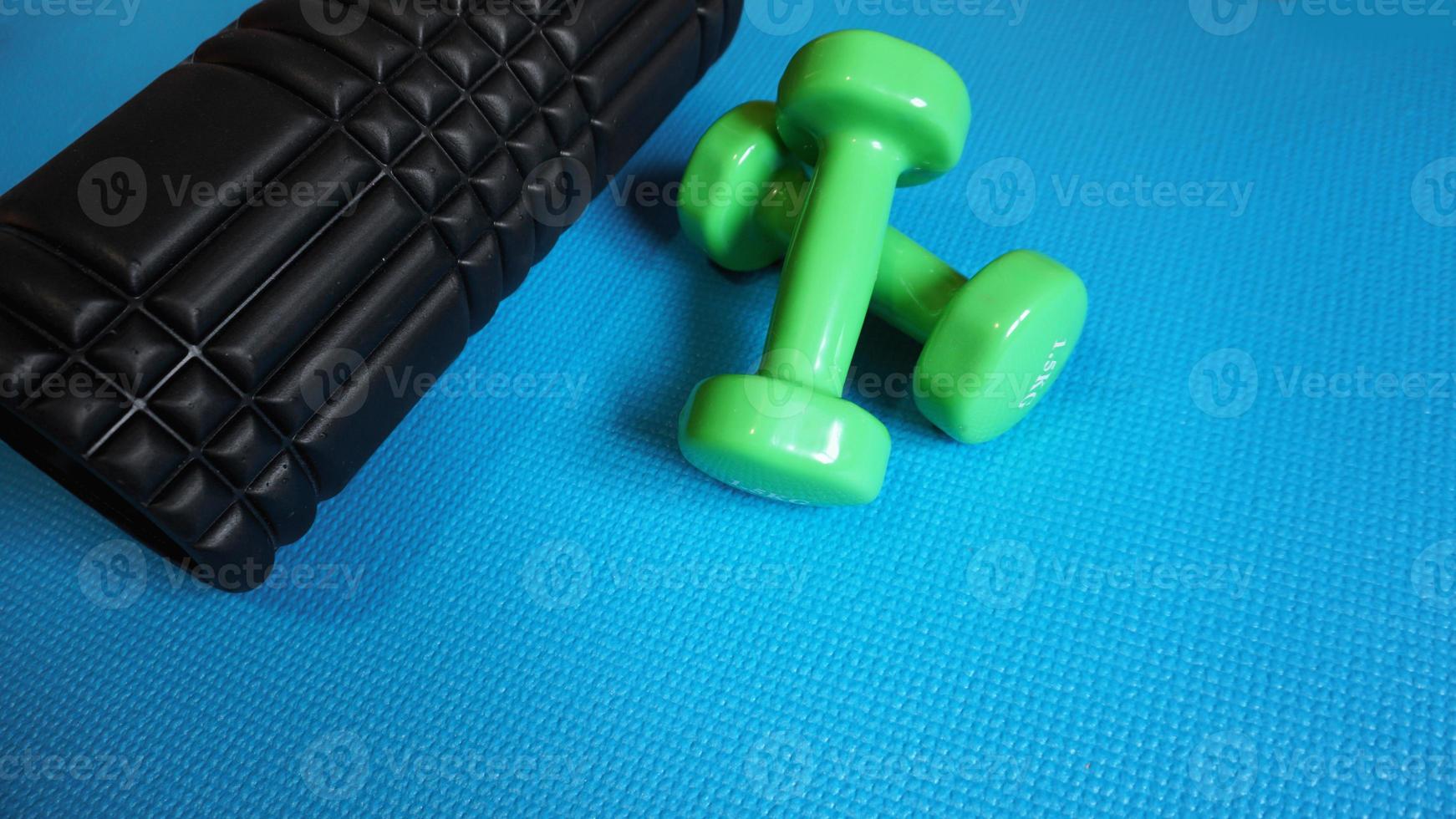 skumrulle gym fitnessutrustning blå bakgrund själv myofascial foto