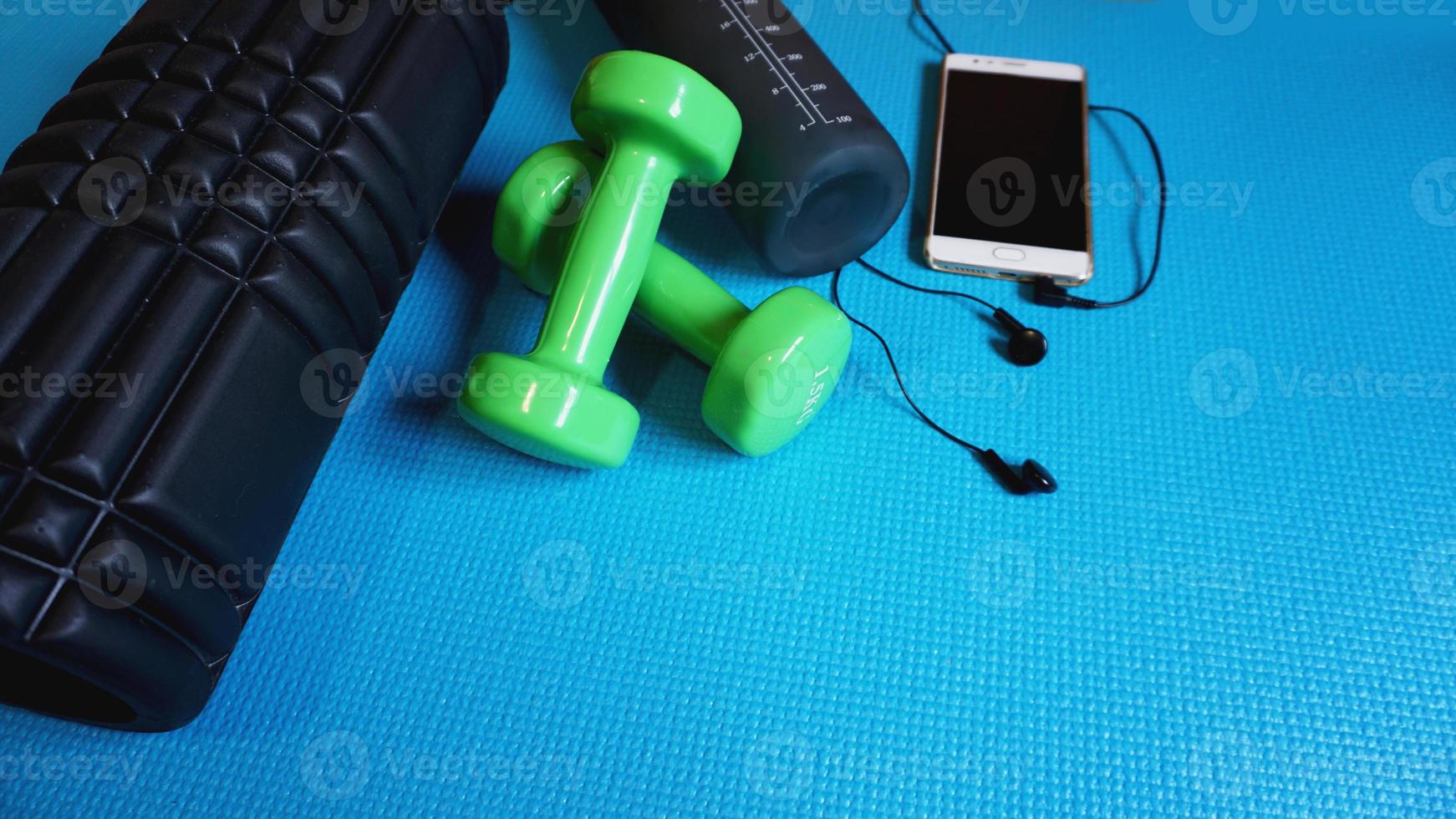 skumrulle gym fitnessutrustning blå bakgrund själv myofascial foto