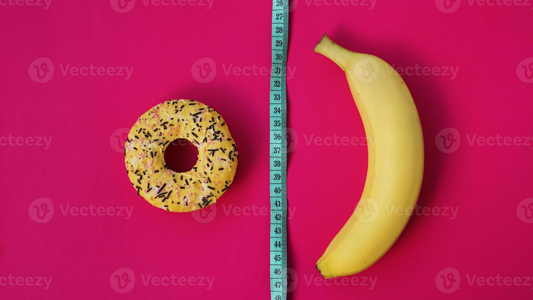 två typer av mat, hälsosam och ohälsosam, banan foto