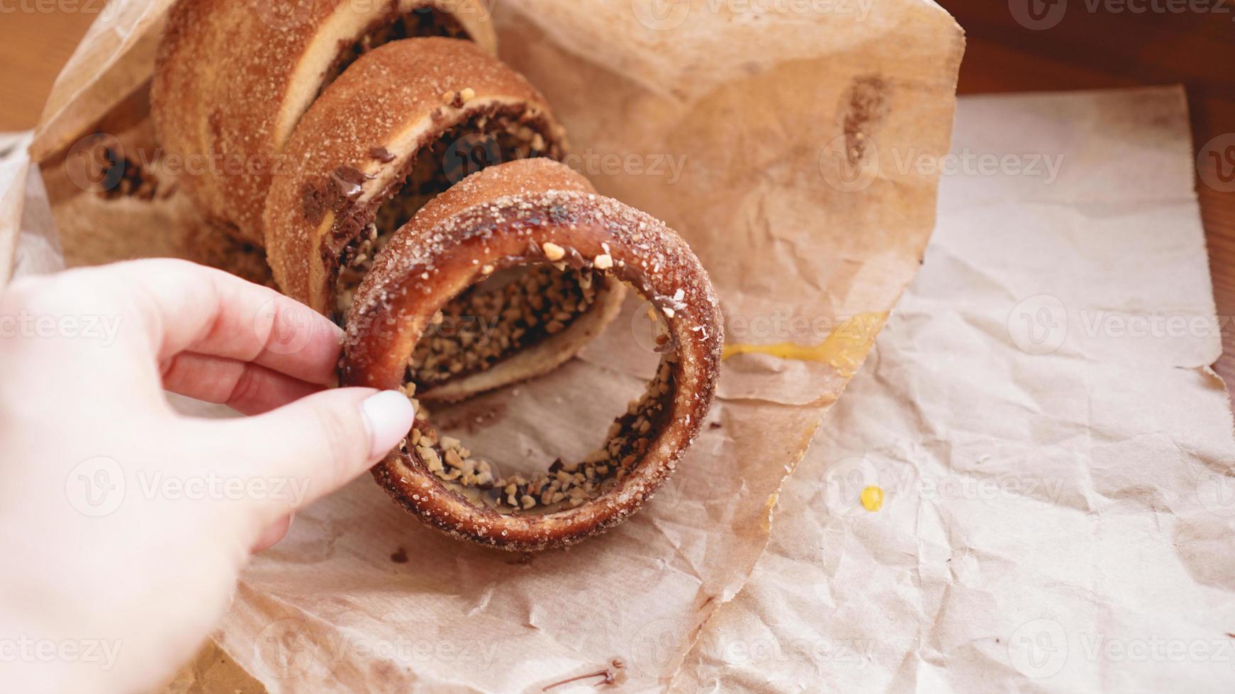 trdelnik - traditionellt tjeckiskt sött bakverk säljs foto