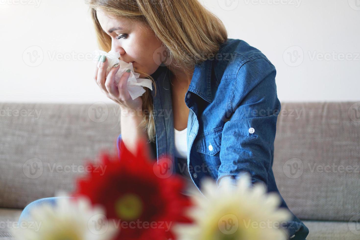 vårkylning eller allergier. attraktiv tjej är allergisk foto