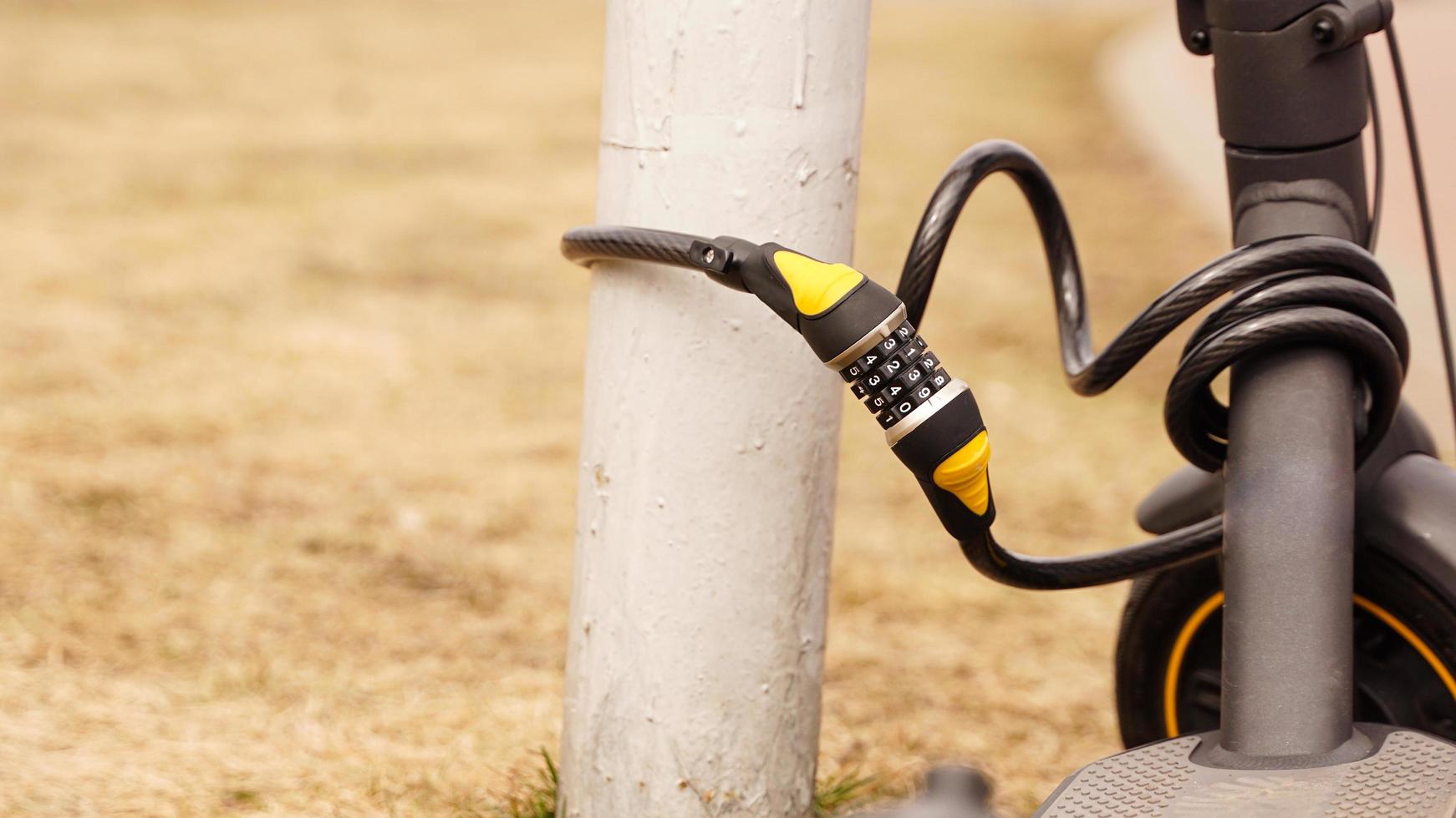 elektrisk skoter med kombinationslås. stöldskydd foto