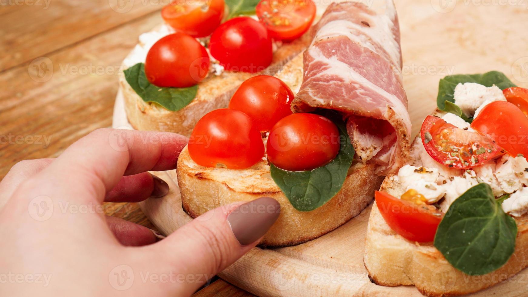 italiensk aptitretare. bruschetta på en träskiva foto