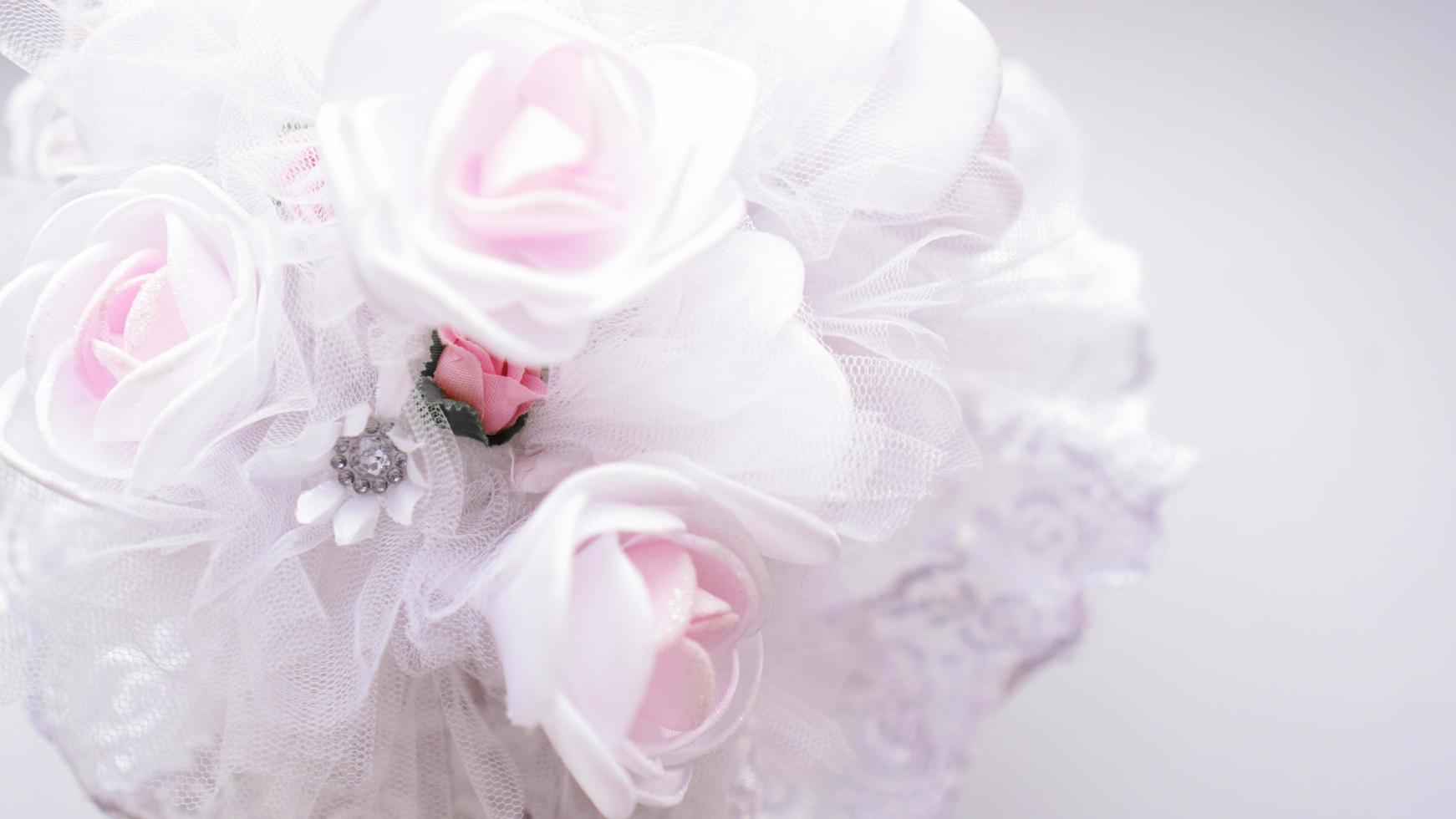 bröllopsbukett gjord av vita rosor foto