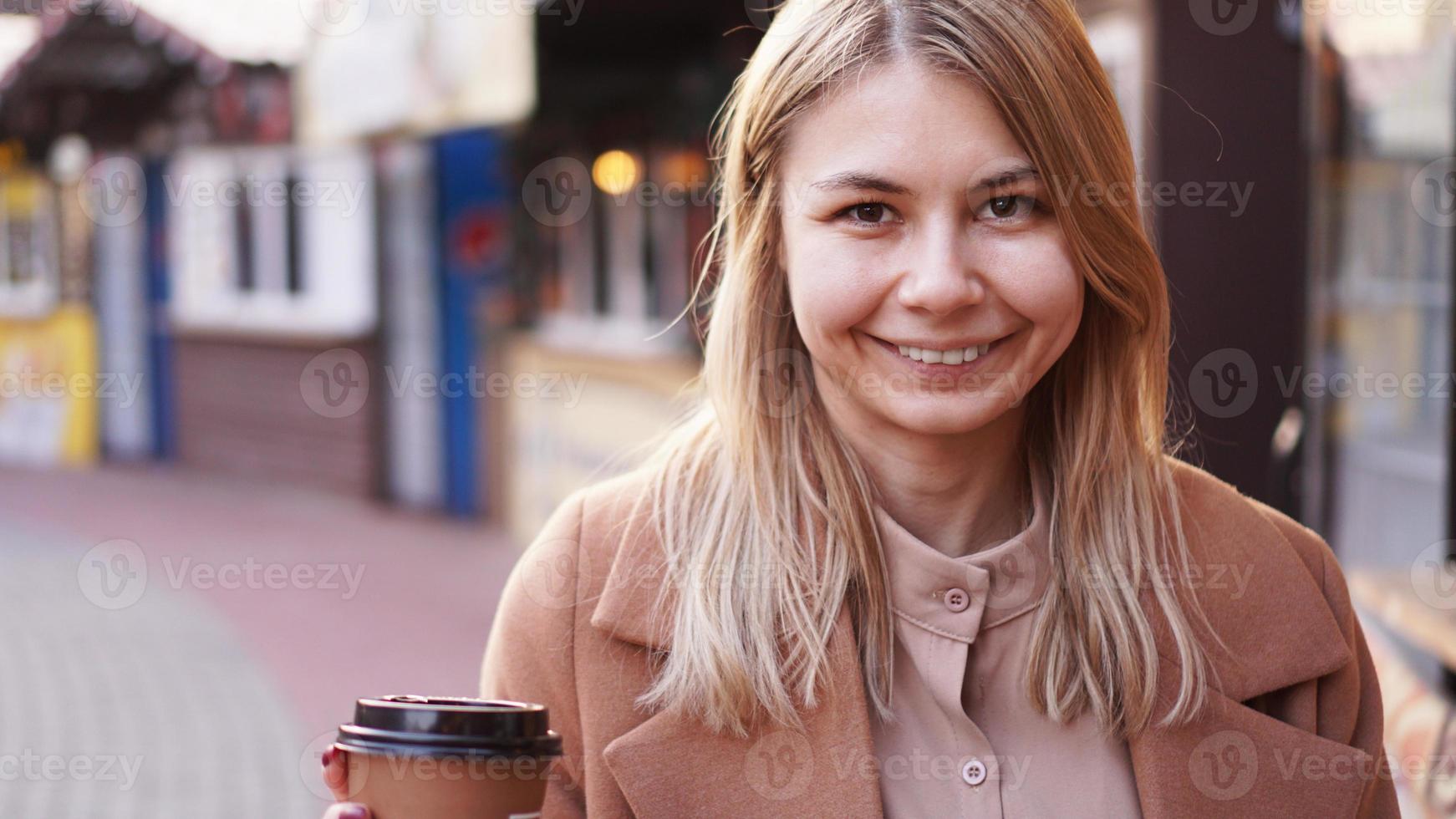 ung blondin med en kopp kaffe. foto