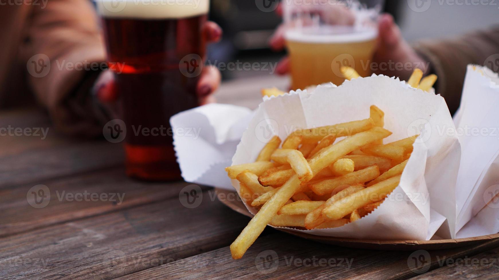 flickvänner dricker öl på festivalen street food foto