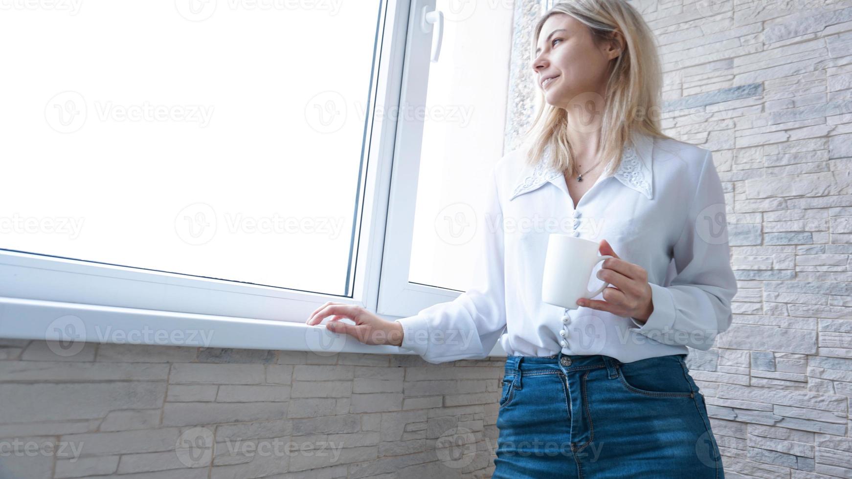 affärskvinna som tittar ut genom fönstret foto