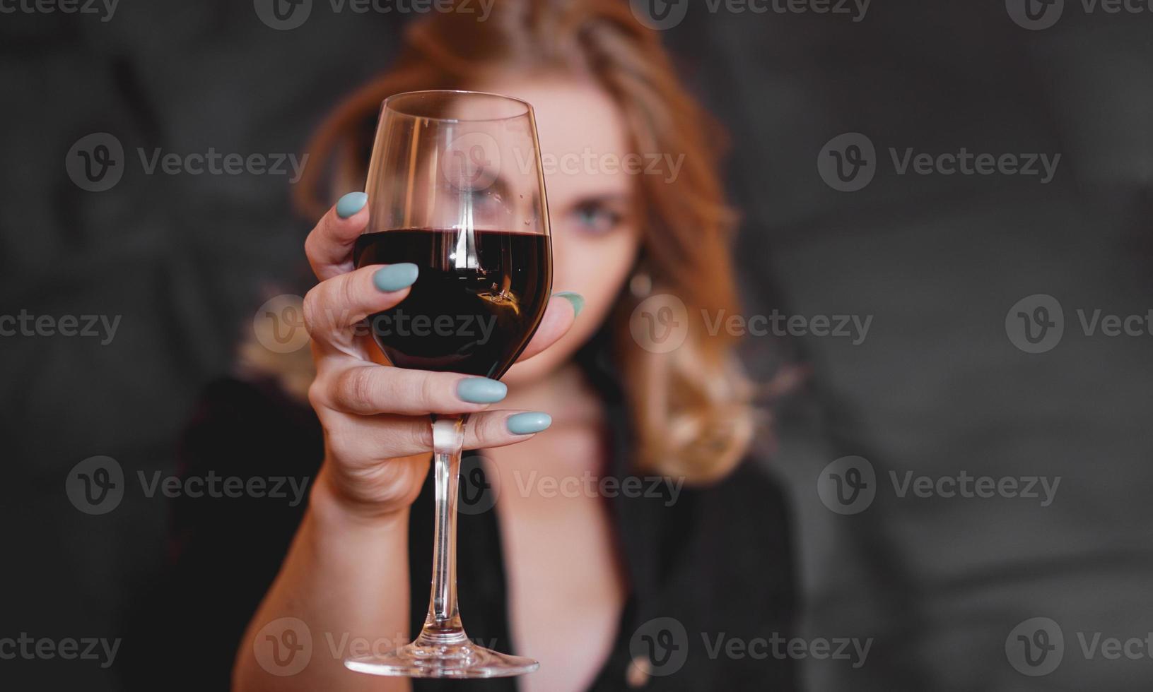 vacker kvinna med glasvin - selektivt fokus foto