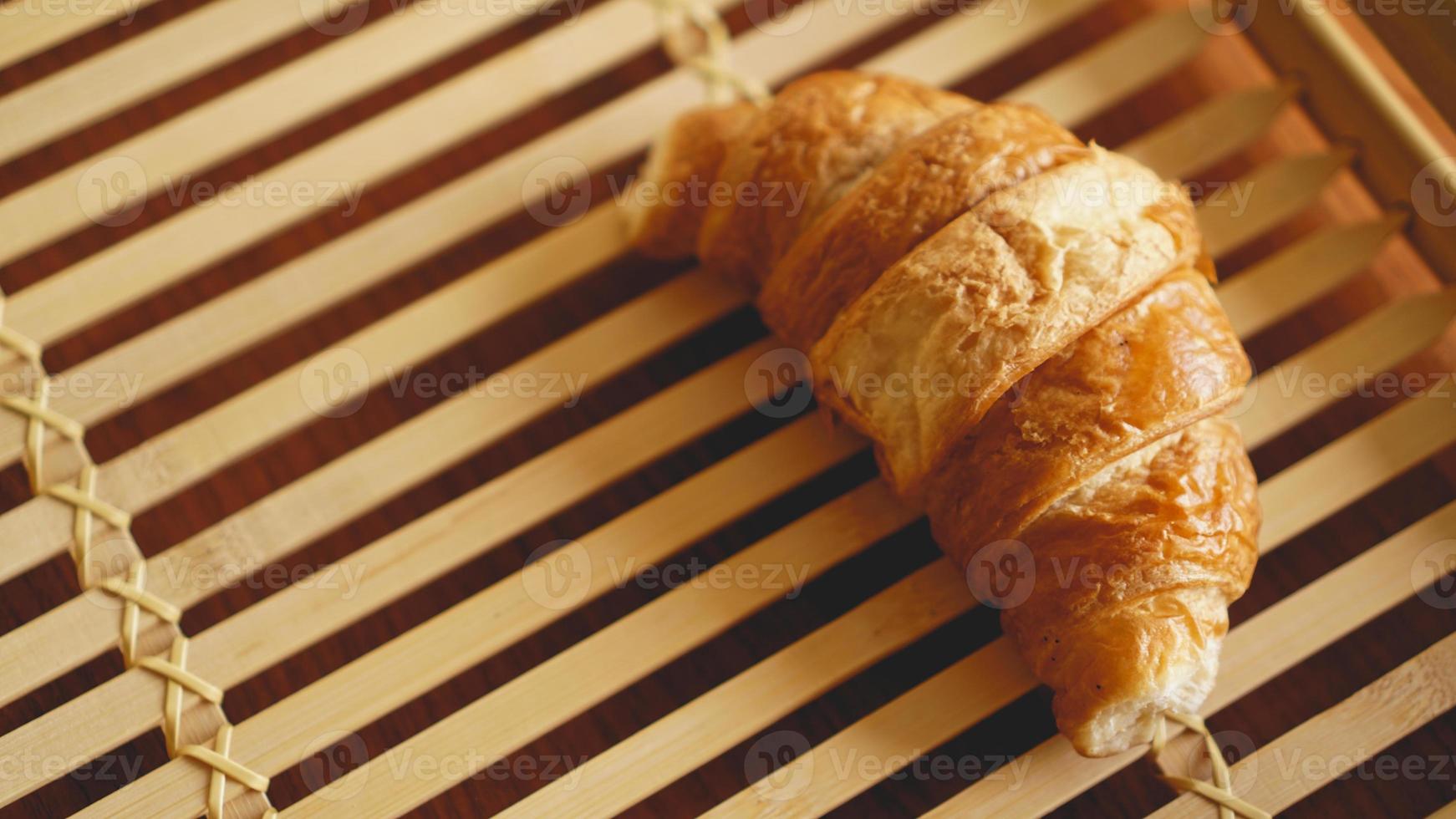 färsk croissant på rustik träbakgrund foto