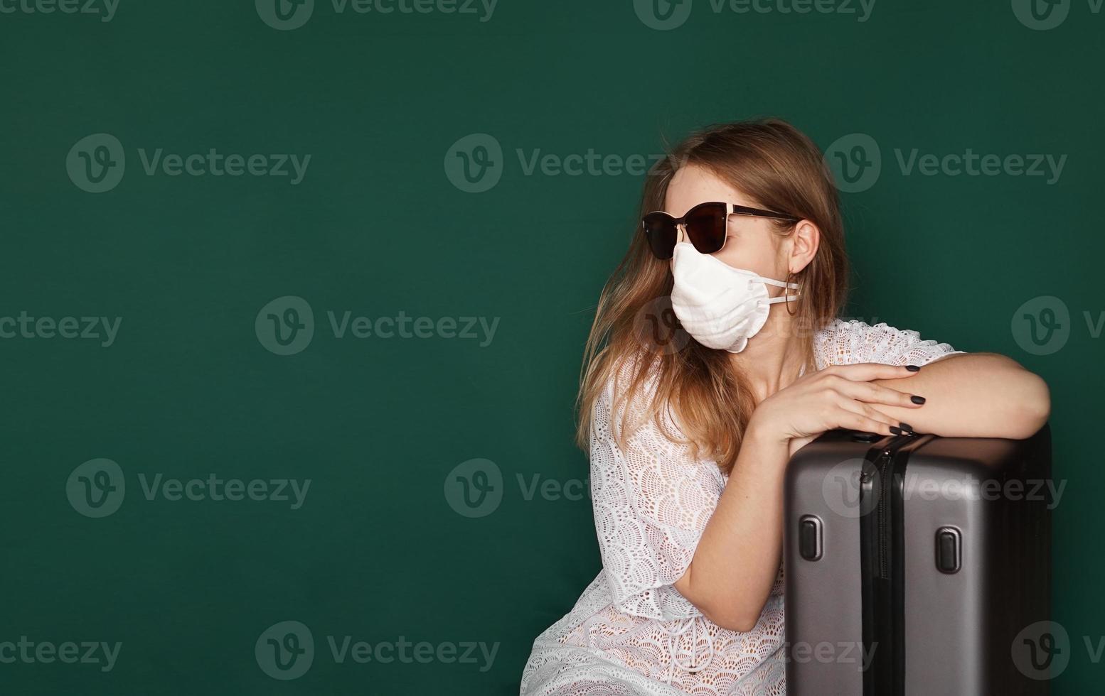 vacker flicka med medicinsk mask i ansiktet foto