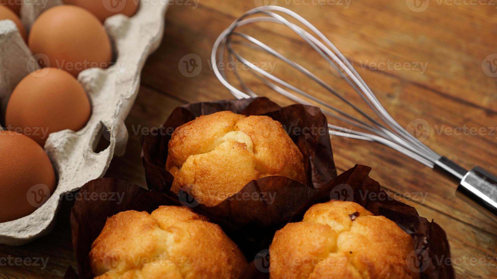 bakade muffins och muffins på en rustik träbakgrund foto